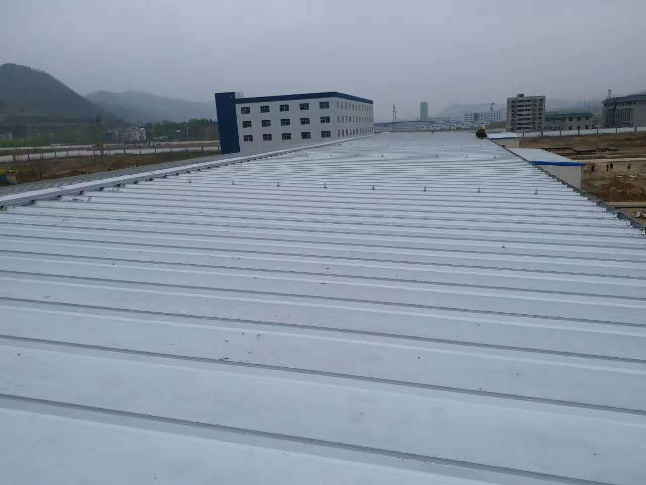 避雷网预埋支架的做法-轻钢板屋顶 - 知乎