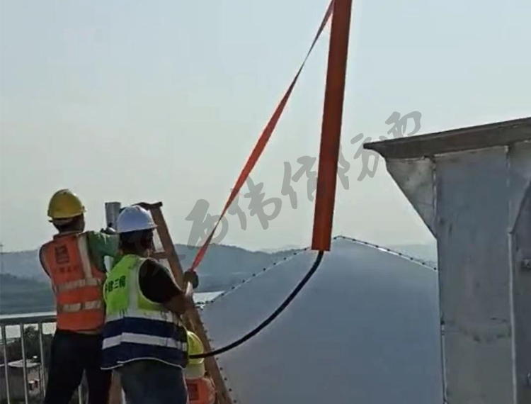 湖北花湖机场玻璃钢避雷针安装现场1